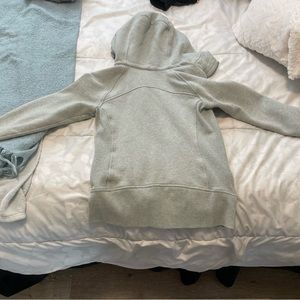 Woman’s Lululemon sweat only worn a hand full of times.
